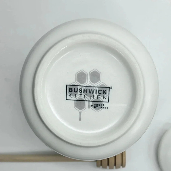 BUSHWICK KITCHEN White Ceramic Honeypot Jar with Lid & Wooden Dipper 14 oz NEW! - Picture 5 of 7